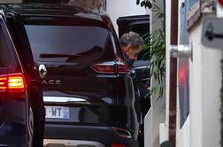 Sarkozy že odkorakal iz pariškega zapora #video