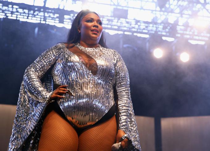 Pevka Lizzo od spredaj ... | Foto: Getty Images