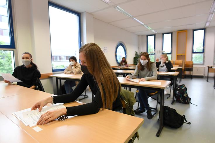 Kanclerka je posebej pozvala mlade, naj se danes izogibajo zabavam, da bodo lahko jutri uživali življenje. | Foto: Reuters