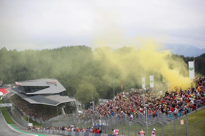 Na avstrijskem prizorišču se zaradi bližine Slovenije vselej zbere tudi veliko slovenskih ljubiteljev tega športa. | Foto: Reuters
