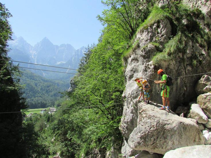 Ferata Hvadnik je plezalna pot skozi divjo sotesko v Gozdu Martuljku, ki je posebna zaradi svoje lege v soteski in ker ponuja možnost, da si lahko na varen način ogledamo vse geološke posebnosti potoka Hvadnik. | Foto: Turizem Kranjska Gora