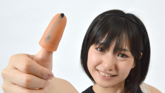 V ponudbi japonskega proizvajalca Thanko med drugim najdemo plastični palec, ki je namenjen vsem tistim, ki imajo roko vendarle premajhno za vedno večje zaslone pametnih telefonov | Foto: Thanko