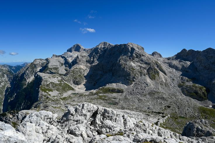 Pogled z vrha na Kanjavec in Triglav | Foto: Matej Podgoršek