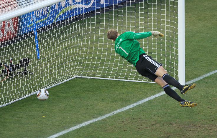 Trije levi, slovenski krvniki na SP, so hitro izpadli v osmini finala. Nemci so jih nadigrali s 4:1, razplet srečanja pa bi bil povsem drugačen, če bi sodniki priznali regularen gol Franka Lamparda. Takrat je bil Manuel Neuer (na fotografiji) že premagan. Od takrat naprej se je povečala želja za golovo tehnologijo, ki je na naslednjih velikih tekmovanjih že postajala obvezni del opreme. Na sodnike so bili jezni tudi Mehičani, saj so jih opeharili v osmini finala proti Argentini (1:3). | Foto: Reuters