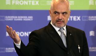 Albanski predsednik preklical lokalne volitve, premier pri njih vztraja
