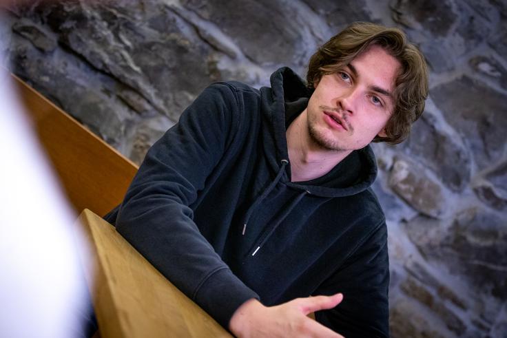 "Ko ustvarjaš, ne gledaš na neka teoretična pravila. To mi mogoče pomaga le pri tem, da pohitrim kakšen postopek in pri tem uporabim teorijo, se vprašam, kaj bi bolj ustrezalo v določenem delu, in poskusim tista dva akorda." | Foto: Gaja Hanuna