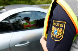 Kriza s talci v Nemčiji: oboroženi Balkanec zadržal ljudi v avtobusu