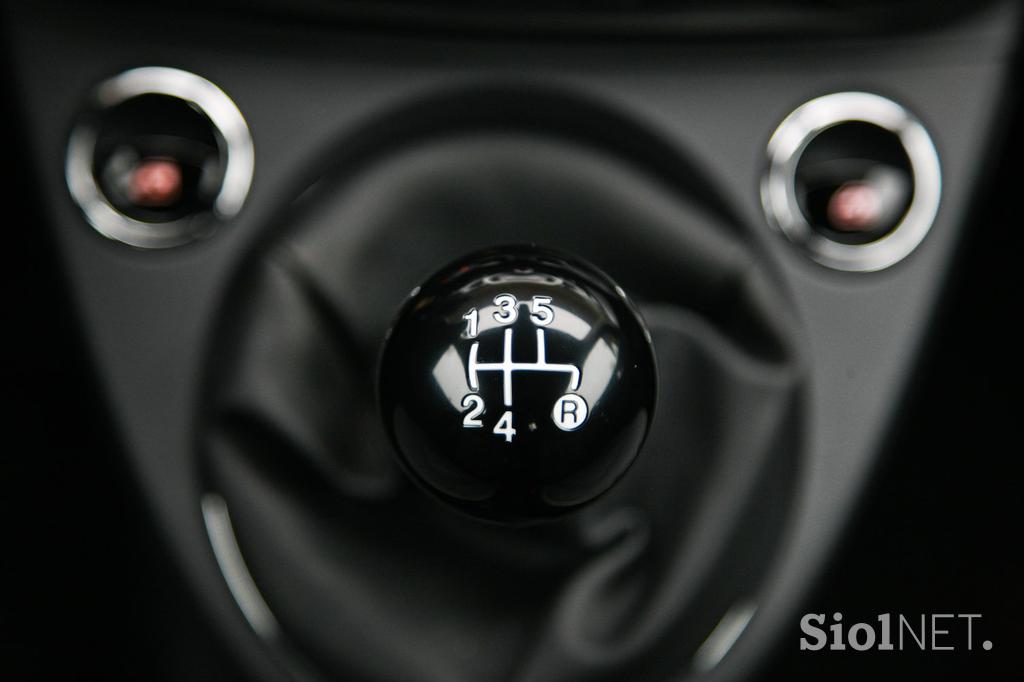 Fiat 500 1.2 8V lounge - šik mestni malček s posluhom za visoko modo