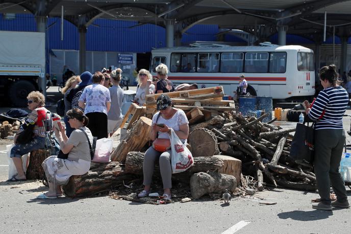 Ukrajina Marijupol | Na komisiji so ob predstavitvi predloga poudarili, da bo to več kot štirim milijonom ljudi, ki so se zatekli v EU, omogočilo gotovost in podporo. | Foto Reuters