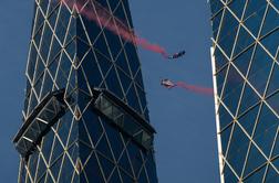 Noro! Prvi sinhroni prelet med bahrajnskima "dvojčkoma" – le deset metrov narazen pri 220 km/h.