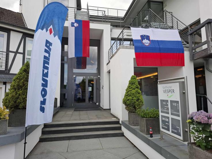Hotel Vesper v nemški zvezni državi Severno Porenje - Vestfalija bo v slovenske zastave odet vsaj še dva tedna. | Foto: R. P.