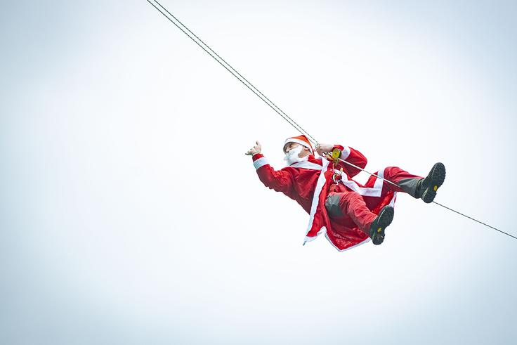 Tradicionalni spust božičkov s strehe Pediatrične klinike Tradicionalni spust božičkov s strehe Pediatrične klinike | Foto: Ana Kovač