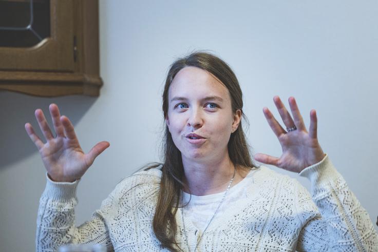 "Mi nismo nič posebnega. Še zdaleč ne, to je pač ena pot, tako kot je pot poročeno življenje ali samsko življenje. Mislim pa, da je zdaj čas, da se to čim bolj normalizira. Zdaj je idealen čas, saj so mladi zelo odprtega srca. Zelo zaznajo, če je nekaj pristnega," je prepričana Beti Žust.  | Foto: Ana Kovač