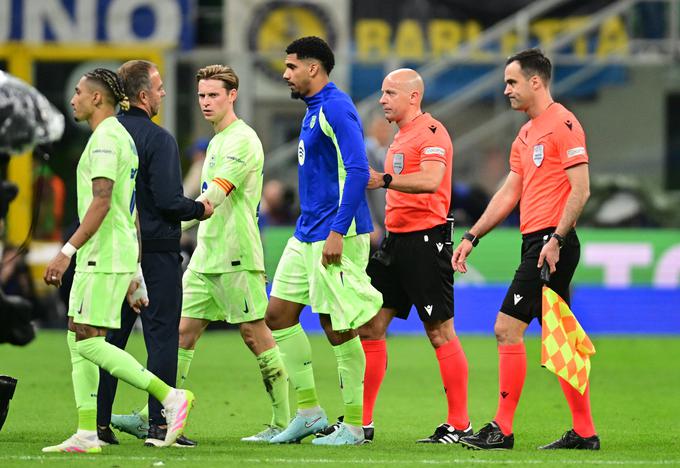 S sodniškim kriterijem ni bil zadovoljen tudi trener Barcelone Hansi Flick. | Foto: Reuters