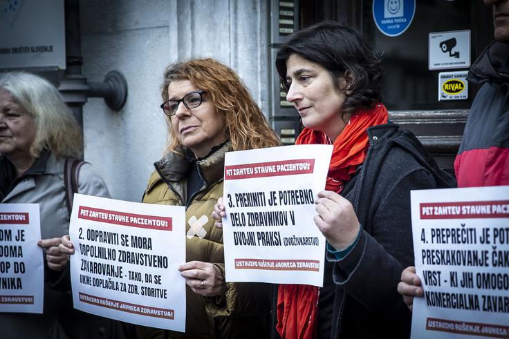 Iniciativa Glas ljudstva je pred ministrstvom za zdravje predstavila pet svojih glavnih stavkovnih zahtev. V torek se bodo udeleženci protesta lahko seznanili tudi s tožbo, ki jo Pravna mreža za varstvo demokracije pripravlja v imenu pacientov brez dostopa do zdravstvenih storitev, ter se ji pridružili, če bodo želeli. | Foto: Ana Kovač