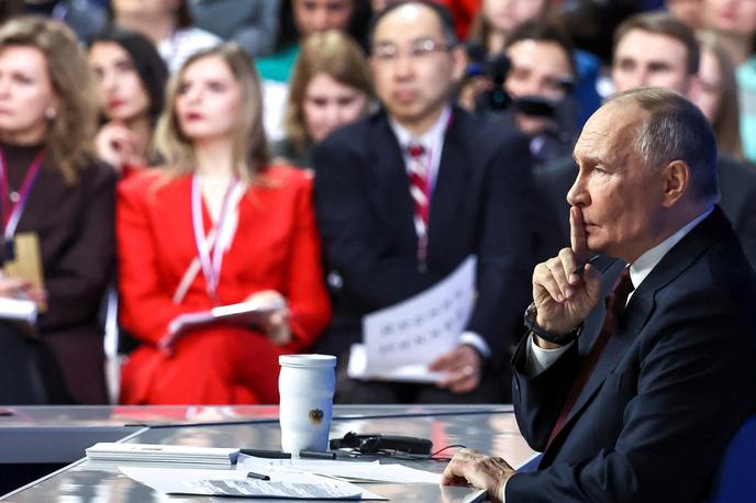 Vladimir Putin | Ruski predsednik Vladimir Putin je danes zatrdil, da se je Rusija pripravljena pogajati o miru, za zastoje v pogovorih pa je okrivil Ukrajino, ki da "zavrača rešitev tega spora z ustreznimi sredstvi". Po njegovih besedah je odločitev glede končanja vojne v celoti v rokah Kijeva in njegovih evropskih zaveznic. Pravi tudi, da Rusija ni začela vojne, zato ne more biti odgovorna za izgubljena življenja. | Foto Reuters
