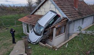 Z avtomobilom je pristal na družinski hiši #video