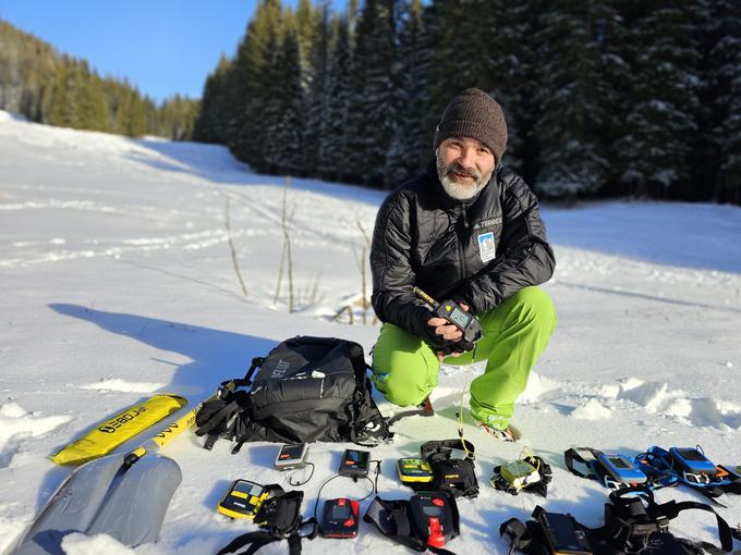 Matjaž Šerkezi predstavlja opremo za varno pot v gore v zimskih razmerah, ki pa jo moramo tudi znati uporabljati. | Foto: Manca Ogrin (PZS)