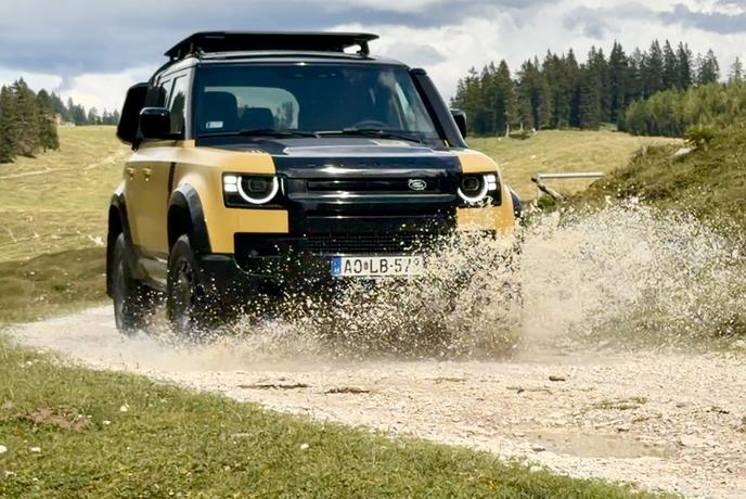 Land rover defender: poln nostalgije, zanj meja izven urejenih cest še vedno skoraj ni