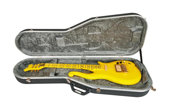 Rumeno kitaro Cloud 3 so sicer pri Christie's nazadnje dali na dražbo pred skoraj 20 leti in jo prodali za 4200 funtov, kar je bilo precej nižje od prvotne postavljene cene 59 tisoč funtov. | Foto: Guliverimage
