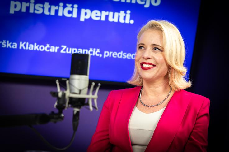 "Zelo so me zaznamovali odnosi, ki sem jih imela z živalmi," je o svojem odraščanju povedala Urška Klakočar Zupančič, ki se tudi danes najbolj sprosti v stiku z živalmi in naravo. | Foto: Gaja Hanuna