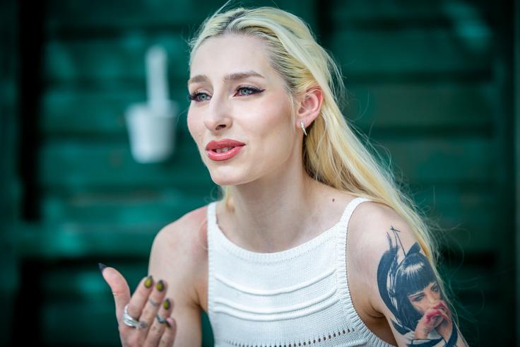 "Prav posebej se politično nisem nikoli opredeljevala. Niti ne vem, da sem kdaj karkoli zavračala, saj to ureja moja menedžerka." | Foto: Gaja Hanuna