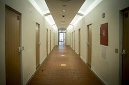 Škandal na Gorenjskem: lastnik hostlov nadlegoval in kričal na temnopolto turistko