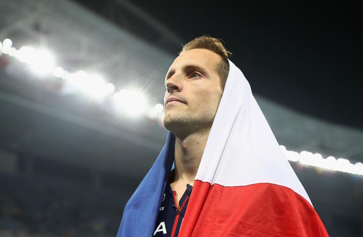 Francoski skakalec ob palici Renaud Lavillenie v Riu de Janieiru ni bil deležen športnega navijanja. Ravno obratno: brazilski navijači, ki so spodbujali domačega aduta Thiaga Braza de Silvo, novega olimpijskega prvaka, so ga kar dvakrat izžvižgali. | Foto: Getty Images