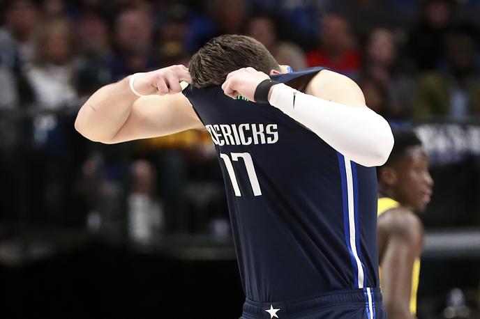 Luka Dončić | Luka Dončić je v ligi NBA eden najboljših košarkarjev, a tudi on kdaj naredi napako. In to takšno, s katero nasmeji privržence košarke. | Foto Reuters