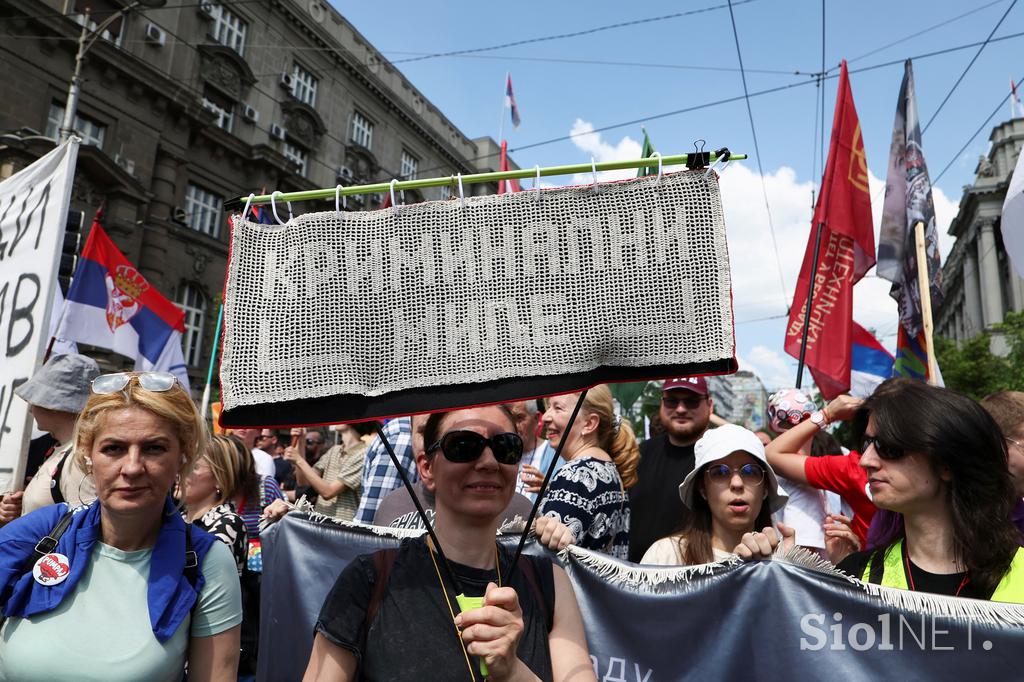 Protestniki pred poslopjem srbske vlade v Beogradu