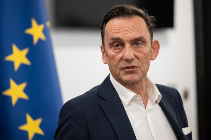 Dvig ima po njihovem mnenju verižni, eksploziven in sistemsko uničujoč učinek, saj povzroči rast tudi drugih obveznosti delodajalcev – letnega in zimskega regresa – podjetja pa ne dobijo enega dodatnega stroška, temveč cel paket novih obremenitev. S takim odklopom od gospodarske realnosti vlada ogroža dolgoročno stabilna delovna mesta, menijo na Združenju delodajalcev Slovenije, ki ga vodi Marjan Trobiš. | Foto: STA