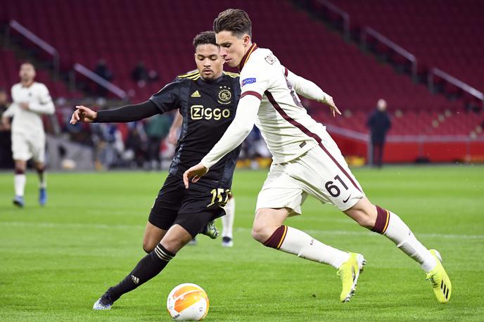 Roma Ajax Calafiori | Mladi Italijan Riccardo Calafiori je pomagal Romi do zmage v Amsterdamu, a bil vmešan tudi v nenavadni incident. | Foto Reuters