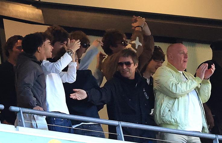 Na VIP tribuni sta se nove zmage razveselila tudi brata Liam in Noel Gallagher, člana glasbene zvezdniške skupine Oasis. | Foto: Reuters