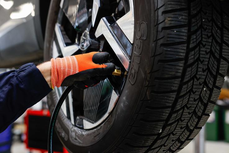 Za daljšo življenjsko dobo pnevmatike je pomemben tlak, ki omogoča enakomerno in pravilno obremenitev celotne tekalne površine. | Foto: P Automobil Import d.o.o.