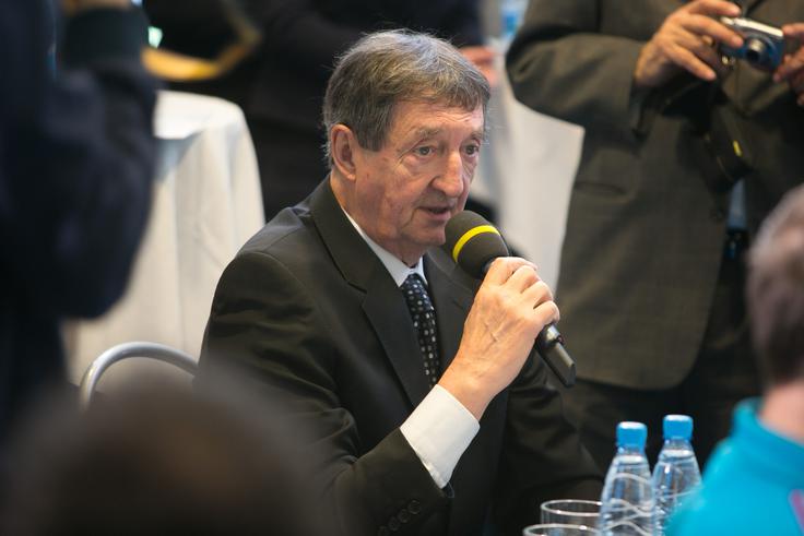 Janez Čuček ob zgodbi, kako je pred 50 leti kot mlad novinar prišel do intervjuja z Agatho Christie, dodaja, da ni šlo za nič pretresljivega. Kriterij, da je urednik na teren poslal njega, je bilo dejstvo, da je dobro znal tuji jezik, "saj v 60. letih angleško ni govorilo toliko ljudi kot danes. V moji takratni redakciji sem bil med novinarji, ki smo znali spodobno angleško, v sorazmerni manjšini. Najbrž je bil to kriterij, pa tudi to, da sem veljal za ambicioznega in prodornega fanta, verjetno." | Foto: Mediaspeed