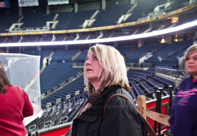 Mati pokojnice Jody Naudascher je ob srečanju z Norvežanom sploh prvič stopila v domovanje Columbus Blue Jackets. | Foto: AP Photo/Columbus Dispatch, Brooke LaValley, Guliverimage