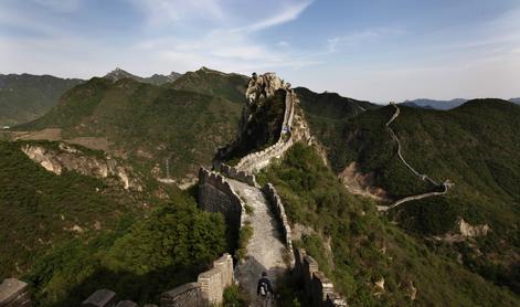 Z bagrom sta si skozi Kitajski zid skopala luknjo, da bi si skrajšala pot