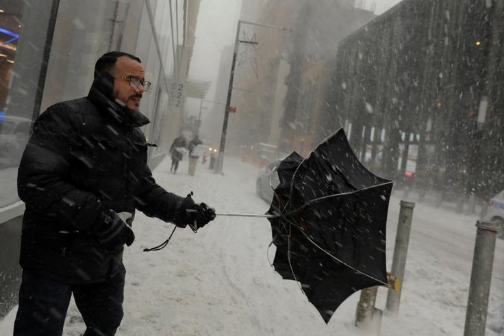 Močan veter je oviral cesni in železniški promet. | Foto: Reuters
