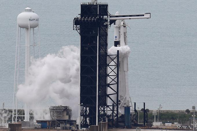 Raketa Falcon 9, ki ji jo je zagodlo nepredvidljivo floridsko vreme, čaka na izstrelitveni ploščadi.  | Foto: Getty Images