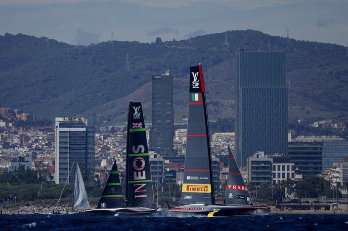 Pokal Amerike, Luna Rossa, Ineos Britannia, Barcelona | Luna Rossa in Ineos Britannia bijeta hud boj v morju pred Barcelono. | Foto Reuters