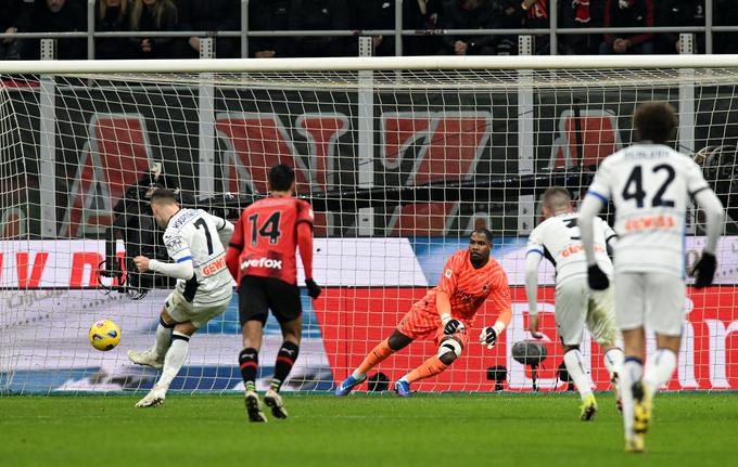 Nizozemec Teun Koopmeiners je dvakrat premagal vratarja AC Milana, Mika Maignana. | Foto: Reuters
