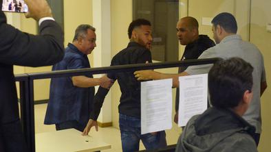 Težave za Neymarja: po obtožbi posilstva in objavi zasebnih sporočil na policijskem zaslišanju #video
