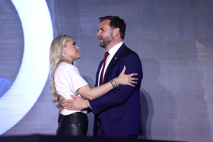 Erika Kirk | V zadnjem času se ameriški podpredsednik sooča z ugibanji kritikov, da tolažbo išče skupaj z Eriko Kirk. | Foto Profimedia