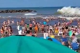 Redek pojav povzročil hudo tragedijo: umrl 29-letnik, 35 ljudi je ranjenih #video