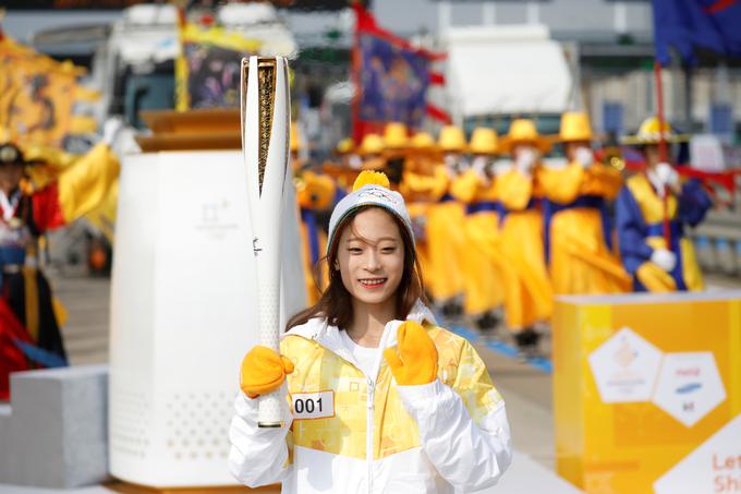 Umetnostni drsalki Kim Yu-Na, dvakratni svetovni prvakinji in dobitnici zlate olimpijske medalje iz Vancouvra, je pripadla čast prve nosilke olimpijske bakle. | Foto: Reuters