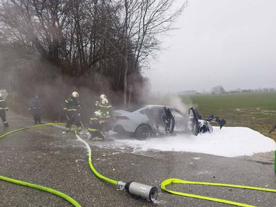 Avtomobil zgorel sredi ceste, škode za 80 tisoč evrov