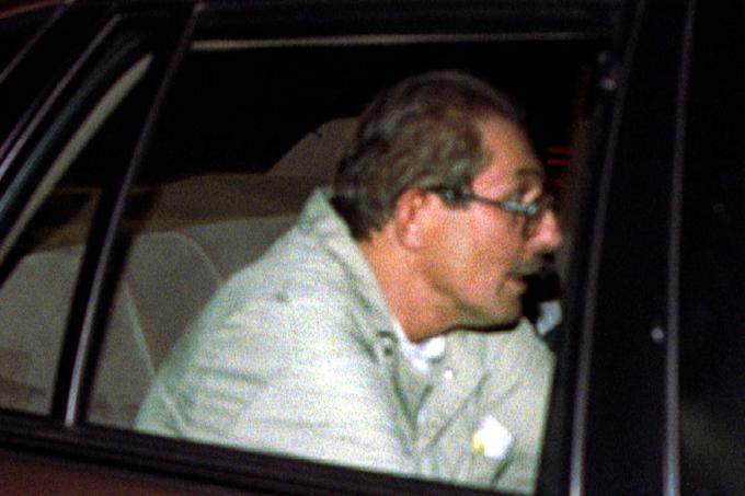 Marec 1994: Aldrich Ames med prevozom s sodišča. Ameriške oblasti so zaradi prikrivanja njegovega izdajstva ameriških državnih skrivnosti aretirale in na petletno zaporno kazen obsodile tudi njegovo ženo Rosario. | Foto: Reuters