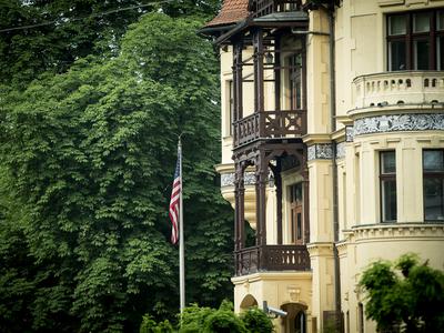 Trump za kandidatko za veleposlanico ZDA v Sloveniji imenoval Asel K. Roberts