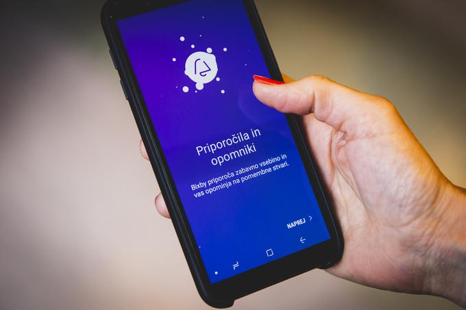 Na pametnem telefonu Samsung Galaxy J6 je vključen Samsungov digitalni pomočnik Bixby, a brez govornih ukazov, ki so pravzaprav njegova največja moč. | Foto: Bojan Puhek