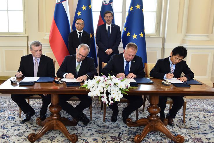 Predstavniki vlade ter švicarske družbe Lonstroff in njenega japonskega lastnika Sumitomo Rubber Industries so aprila letos podpisali pogodbo o državni spodbudi za gradnjo tovarne v Logatcu. | Foto: STA ,